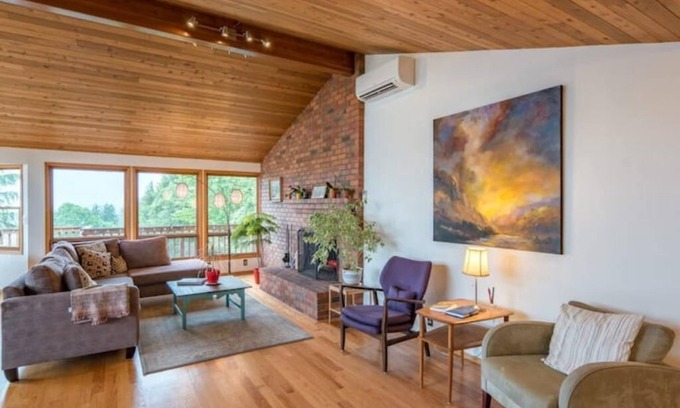 Mount Tabor Casa | Tabor Hillside Retreat over the trees, walk to trails, and Montavilla cafes.