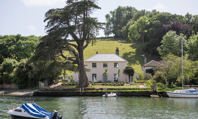 Kingsbridge Casa | Tacket Wood House - a large and luxurious waterside home in the most picturesque setting