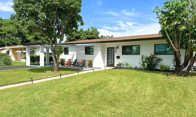 Ives Estates Casa | TahAri Vista ~ Refined & Renovated 4BR w/patio