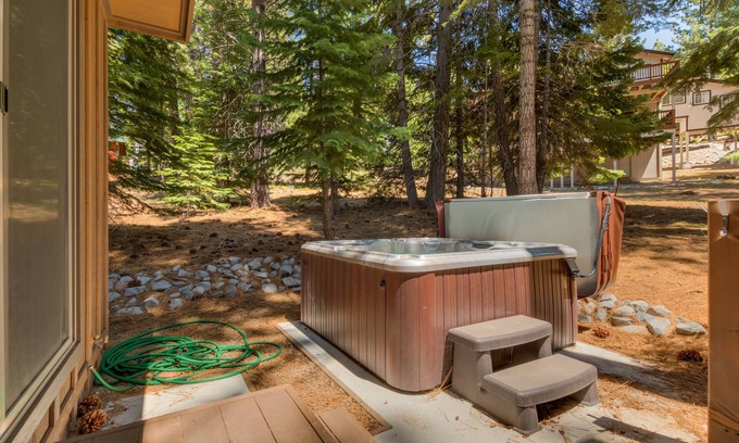 Pioneer Trail Casa | Impresionante casa de 4 dormitorios con jacuzzi en Tahoe Paradise-South Lake Tahoe