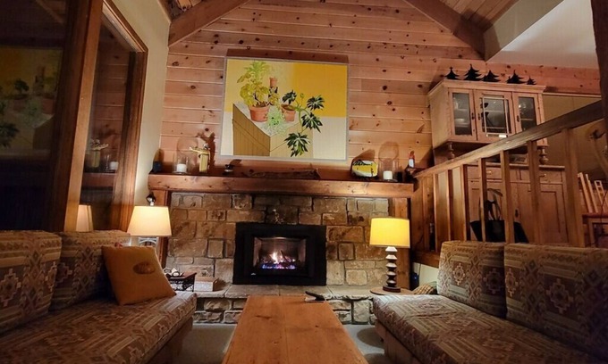 Kingswood Estates Cabina | Tahoe charm - short distance from skiing and Lake Tahoe!