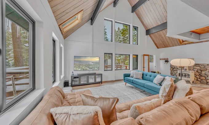 Talmont Casa | Tahoe City Vacation Rental with Fireplace and Deck