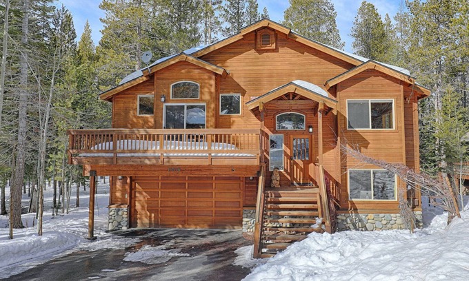 Truckee Casa | Tahoe Donner Luxury 4 BR House w / Hot Tub and Chef's Kitchen (Sleeps 10-12)