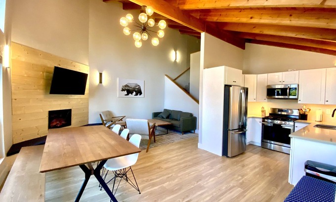 Tahoe Village Condominio | Tahoe Mountain Condo with Tree Filtered Lake Views.