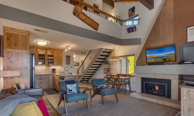Carnelian Woods Casa | Hora de Tahoe: 2 dormitorios, 1. 5 BA Townhouse en Carnelian Bay, para 6 personas