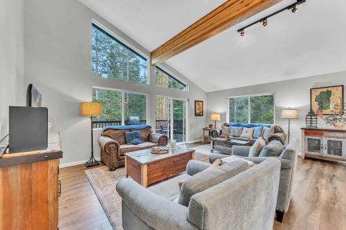 Tahoma Casa | Tahoma Family Getaway with Bocce Ball & BBQ Grill