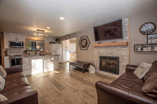 Tahoma Casa | Tahoma Treasures Emerald Cabin Hauserman Rentals