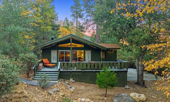 Palm Springs Cabina | Tahquitz Chalet: Pet Friendly, Retro Chic Cabin with Lily Rock Views