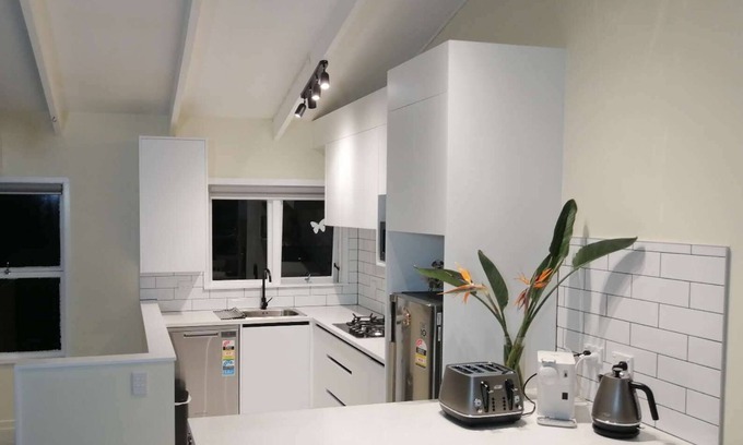 Hauraki Casa | Takapuna Centre 3B & Netflix x 3 Bed 2 Bath & 3 Parking walking 5mins to beach