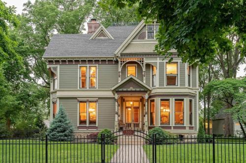 Fairbury Casa | Take 5 Rendezvous at Hoffman House Fairbury-Entire Home