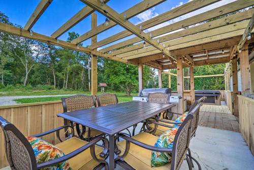 East Fultonham Casa | Take 5 Retreat with Hot Tub Relax, Rest, Refresh!