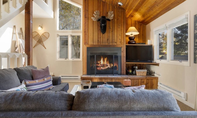 Eagle-Vail Casa | Must Love Dog-Friendly Homes! Take a Getaway with the Whole Family - Hot Tub and Mountain Views