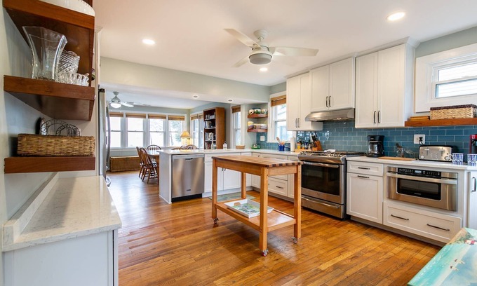 Annapolis Cabaña | Take a Water Taxi to Downtown Annapolis from Beachfront home, Dogs OK