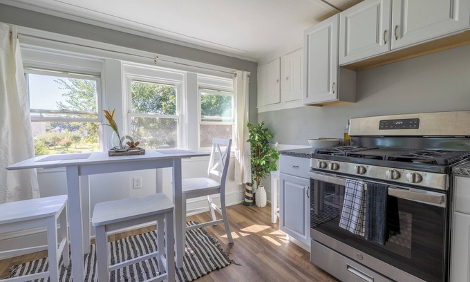 Warwick Apartamento | Take in great views of the cove/marina while enjoying a meal!