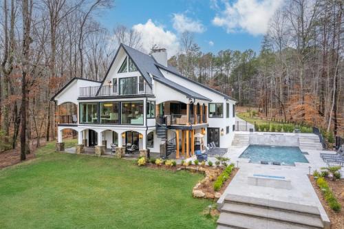 Denver Casa | Take it to the Bank by AvantStay New Pool Hot Tub Sleeps 16