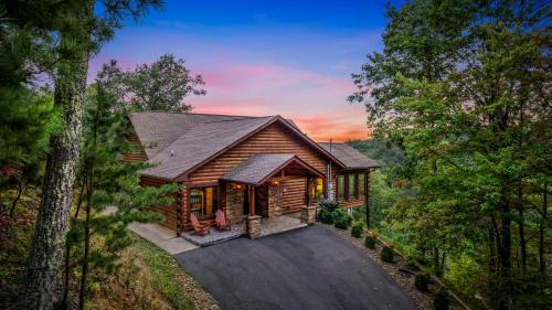 Gatlinburg - Pigeon Forge Casa | Take Me Down to "Bearadise City", a Luxurious 4 BR Cabin Nestled in the Cobbly Knob Resort!