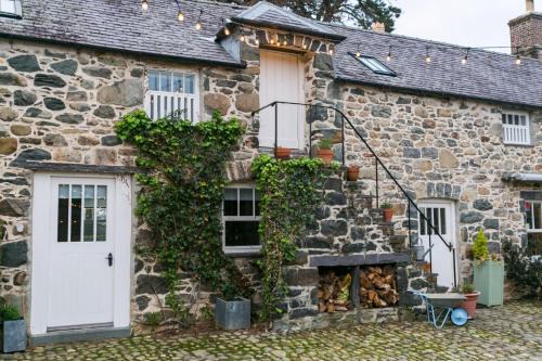 Bangor Casa | Tal Y Bont Uchaf Courtyard