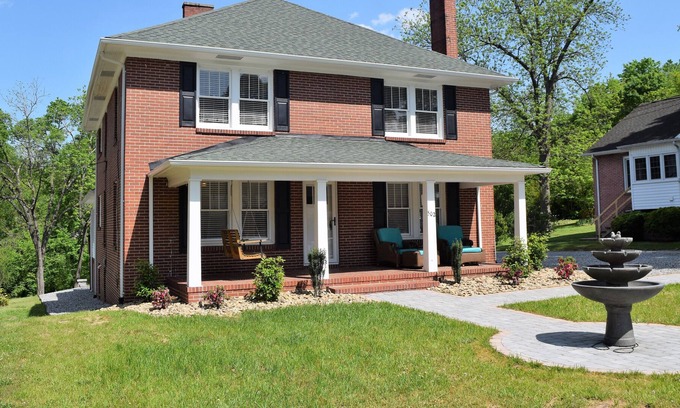Lincolnton Casa | Talk of the Town - (Whole House) Sleeps 10