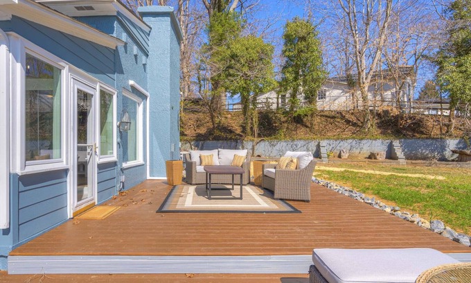Ingles Casa | Tall Oak: a beautiful lakefront retreat on Claytor Lake in Virginia's New River Valley