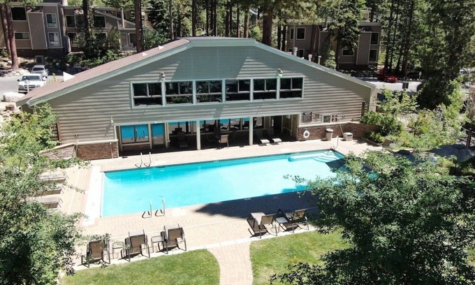 Incline Village Condominio | Tall Pines Retreat 4 Bedroom Condo by RedAwning