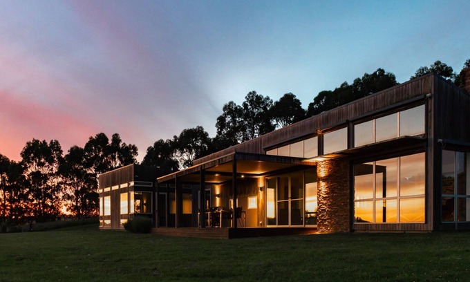 Foster Casa | Situado en tierras de cultivo, Tall Trees es un refugio rural protegido por altísimas encías azules.