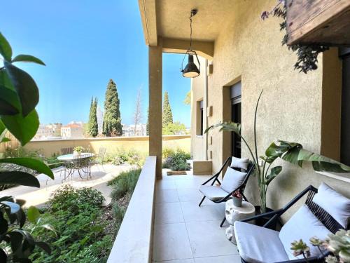 Haifa Apartamento | Talpiot Market Stylish Patio Duplex by Sea N' Rent