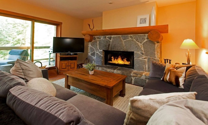 Nordic Estates Apartamento | Alpine 3BRM. Family Friendly, Sleeps 6, Hot Tub, Pool, Patio+ BBQ & Free Parking!