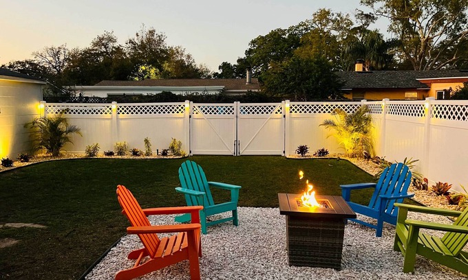 Safety Harbor Cabaña | Tampa Bay Area Cottage w/ Gas Grill and Fire Pit!