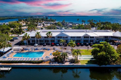 Ruskin Apartamento | TAMPA BAY, BEACH step away, WIFI, FREE PARKING,POOLS, JACUZZI