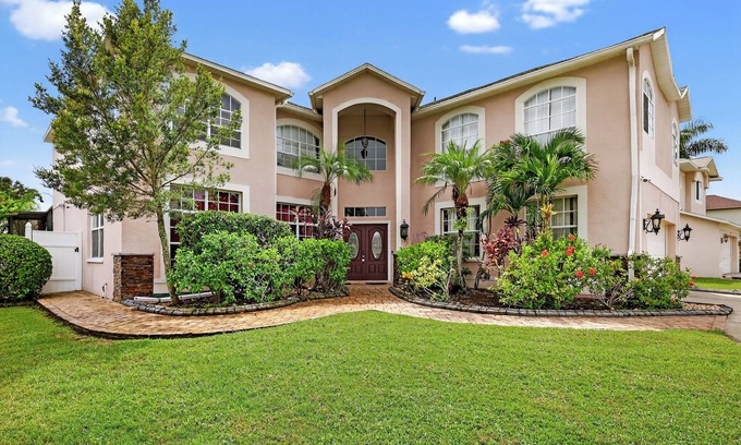 Brandon Casa | Tampa Luxury Estate: Pool, Theater, Fire Pit & Game Room- Sleeps 14+ in Brandon