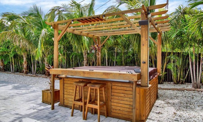 Oakford Park Casa | Tampa Oasis: Private Pool, Hot Tub, Sauna & Ponds