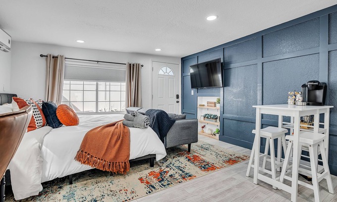 Town N County Park Apartamento | Tampa's Hidden Gem - 1BR/1BA Guest Suite
