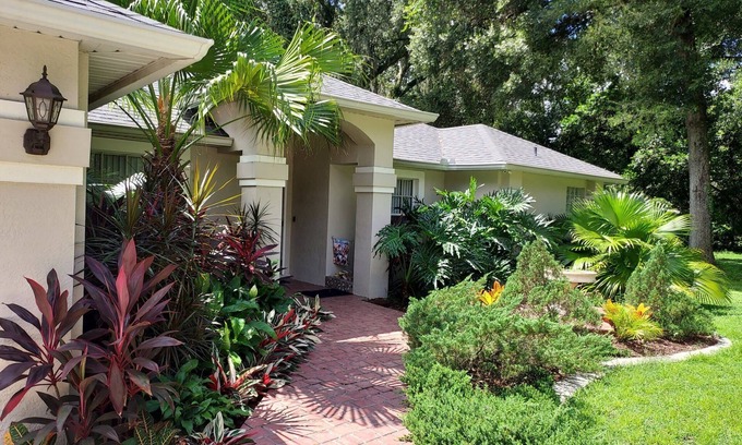 Seffner Community Alliance Cabaña | Tampa -Seffner-Brandon FL 3 bed 1 bath family, pet-friendly house