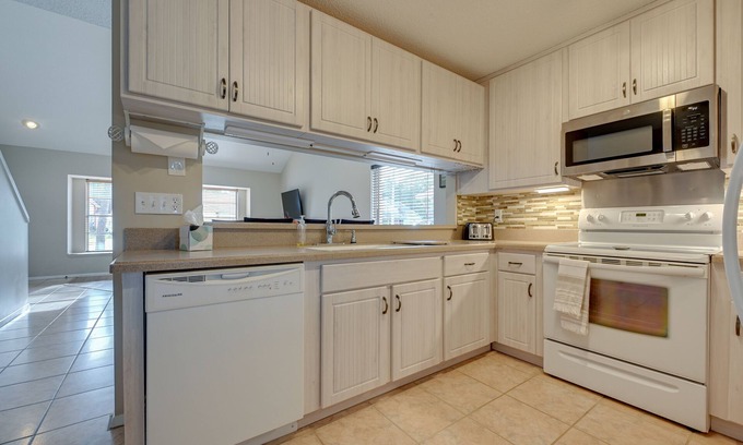 Lake Magdalene Casa | Tampa Townhome w/ Lake Access & Workspace!
