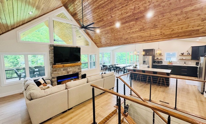 La Follette Casa | Tan Lines & Good Times-Brand new 6 bed/ 8 bath-Water Front,Private Dock, Hot tub
