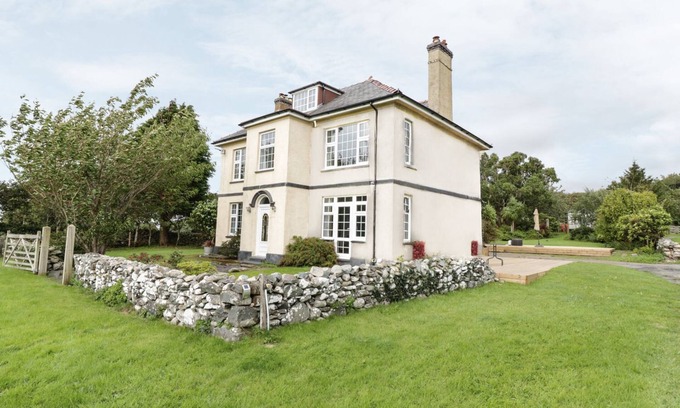 Dyffryn Ardudwy Cabaña | TAN Y FRON, pet friendly, with open fire in Dyffryn Ardudwy
