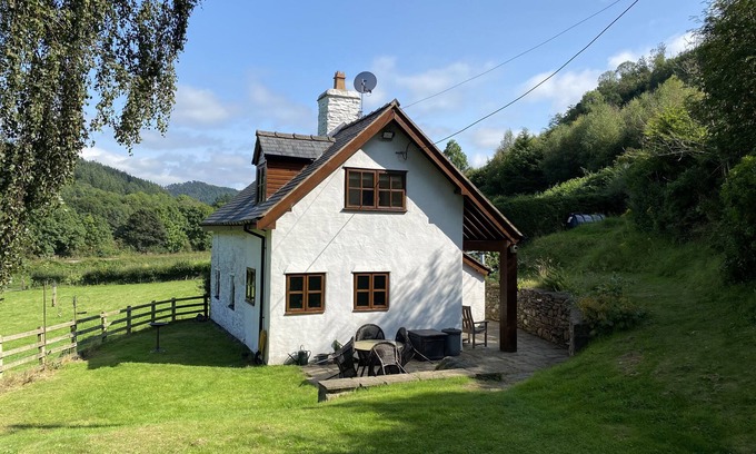 Glyndyfrdwy Cabaña | TAN Y GARTH COTTAGE, pet friendly, with open fire in Llangollen