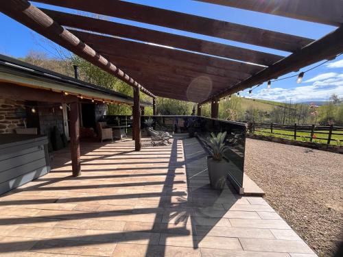 Glossop Cabina | Tanyard Barn - Luxury Hot Tub & Secure Dog Field Included