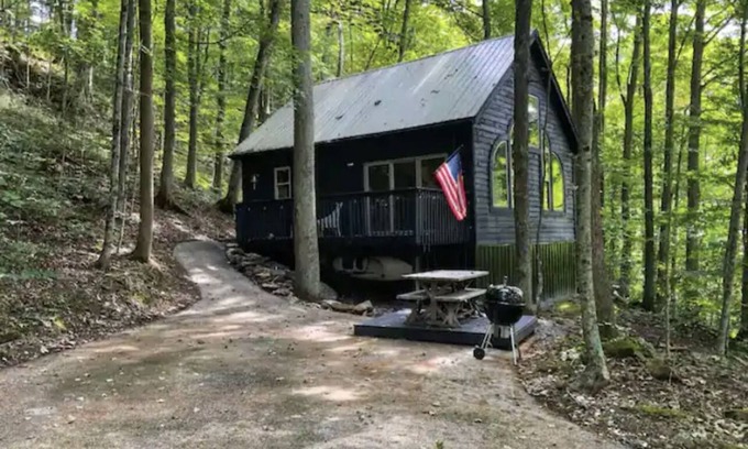 Slade Cabina | Tanzanite-- The "GEM" with a Hot Tub & WiFi!!