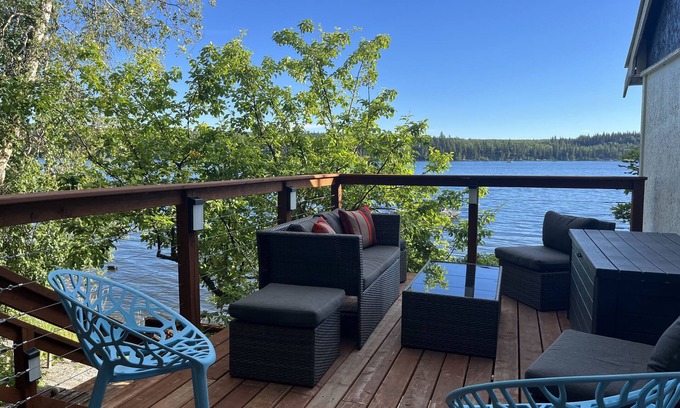 Vanderhoof Cabina | Tapping Beach Retreat-Lakefront property with room for everyone!