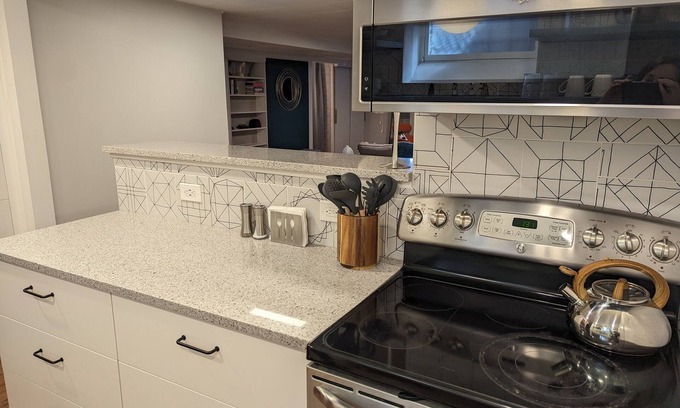 East Colfax Apartamento | Tardis: Time travel in a newly renovated 60's inspired pad min. from downtown!