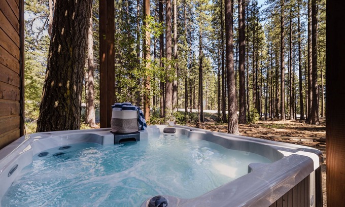 Incline Village Cabina | Tarly by AvantStay | 5mins To Diamond Peak Skiing w/ Hot Tub in Incline Village