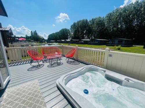Allerthorpe Casa | Tarn Lodge with Hot Tub