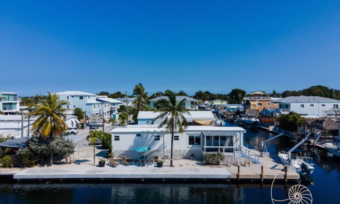 Key Largo Village Casa | Tarpon Basin Breeze ~ Quaint 2 Bed, 1.5 Bath Canal Home in Key Largo