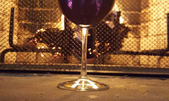 Helen Casa | "Taste Of Wine" en el río Chattahoochee, con bañera de hidromasaje, en el centro de Helen.