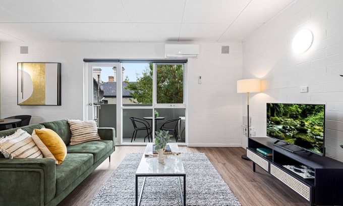 Parkville Apartamento | Tasteful 1-Bed Apartment with Balcony Seating