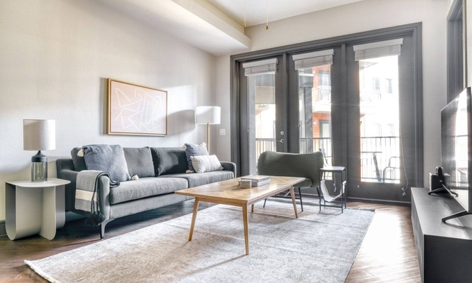 North Burnet Apartamento | Tasteful Domain 2BR w/ Gym, Pool & W/D, nr restaurants, by Blueground