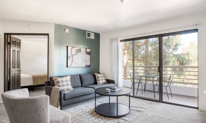 Studio City Apartamento | Tasteful Studio City 2BR w/ Pool, Gym & W/D, nr Olive Ave, by Blueground