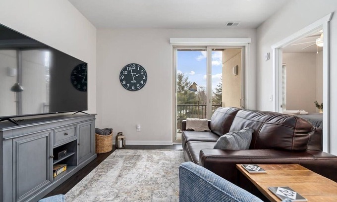 Traverse City Condominio | *Tasteful TC Themed Trailside Condo*