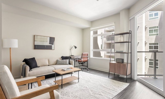 Warner Center Apartamento | Tasteful Woodland Hills 1BR w/ Gym & Pool, near 101, by Blueground